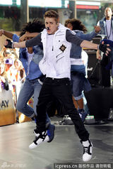 组图：贾斯汀-比伯热演引疯狂 撩衣秀腹肌