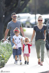 组图：阿尔芭一家甜蜜出游 与丈夫拥抱秀恩爱