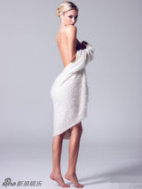 组图：超模霍利全裸胴体诱人 手遮酥胸春光乍现