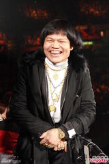 组图：张卫健鸡冠装表情搞怪 热吻巴两金