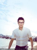 组图：冯绍峰戛纳街头写真 蓝色西装绅士风格