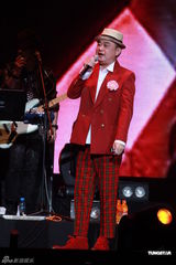 组图：任贤齐香港个唱白发登场 热吻好友陈升