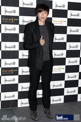 组图：金亨俊Jewelry等盛装出席首尔时装周