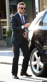 组图：维多利亚携女外出 小贝显露父爱