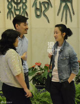 组图：张瑶与老公看话剧秀恩爱偶遇张亚东