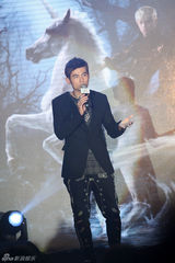 组图：周杰伦新专辑发布会 一身黑衣春风得意