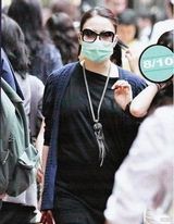 组图：黎姿穿碎花短裙身形未恢复 为保护女儿拒探访