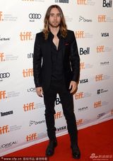 组图：詹妮弗《达拉斯》宣传 与麦康纳暧昧对视