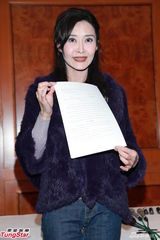 组图：艳星叶玉卿被爆复出还债 浓妆澄清未破产