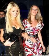 幻灯图集：希尔顿姐妹深夜现身 帕丽斯爆乳抢镜