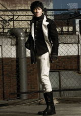 高清组图：韩星池城演绎废墟中的男人 穿皮裤玩颓废