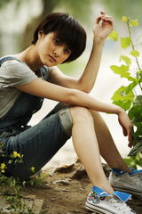 组图：隋俊波拍春日写真 清爽短发如绿色天使