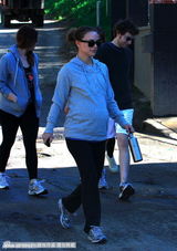 组图：娜塔丽-波特曼与友人散步 挺大肚步伐矫健