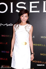 高清图：时装展谢婷婷深V礼服 杨恭如白裙示人