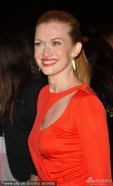 组图：《魔鬼绳结》首映 威瑟斯彭性感露乳沟