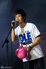 幻灯图集：陈楚生传媒大学开唱 纸飞机变律动符号