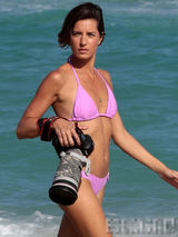 组图：美女狗仔火辣现身海滩 反被偷拍卖萌指责