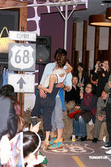 幻灯图：谢婷婷安志杰情侣档走秀 坐男友大腿摆造型