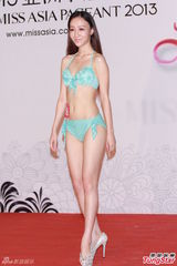 组图：亚姐泳装火辣秀胸 怪咖多女版王祖蓝现身