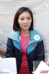 杨千嬅不慎扭伤脚 爆儿子当其人体绘画