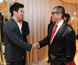 组图：李治廷帅气亮相 身系绿丝带为雅安祈福