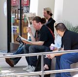 组图：基努-里维斯咖啡馆独坐1小时形单影只