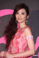 组图：吴佩慈红裙娇媚秀窈窕身材 恨嫁盼生子