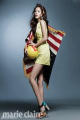 高清图：韩星闵孝琳写真波浪卷发动感风情