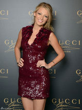 组图：布莱克-莱弗利酒红色亮片裙亮相