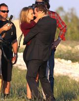 组图：波特曼和法斯宾德片场亲密拥抱
