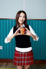 高清组图：韩人气团体Kara穿校服代言活力四射