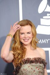 高清图：格莱美红毯 妮可-基德曼撩动发髻妩媚动人