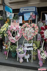 组图：张国荣逝世10周年 荣迷纪念送花拜祭