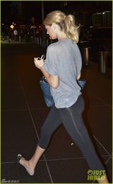 组图：抖奶超模阿普顿双峰高耸窒息诱惑