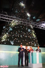 组图：歌神张学友童心未泯 大玩旋转木马兴致颇高