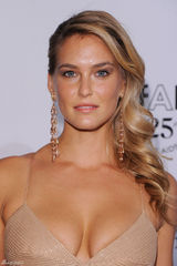 高清图：芭儿-拉法莉吊带礼服亮相米兰时装周