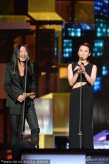 组图：蔡健雅乱弹阿翔颁发最佳女歌手奖