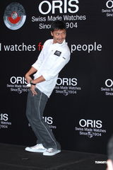 组图：谢霆锋出席活动 摘墨镜拍照大展亲和力