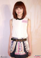 组图：阿娇(钟欣桐)长裙优雅 蔡卓妍清凉秀美腿