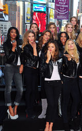 幻灯：维多利亚秘密内衣秀众超模纽约街头拍写真