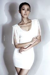 组图：袁志博性感出镜 化身“双面娇娃”