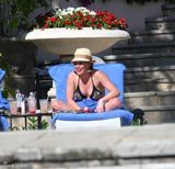 幻灯：传希拉里达芙已与男友订婚 海边度假秀钻戒