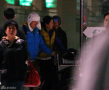 幻灯图：孙楠潘蔚滑雪度假机场秀甜蜜 兄弟夏雨随行