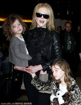 组图：基德曼黑色皮衣亮相 怀中小女儿萌样可爱