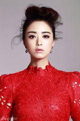 组图：“华妃”蒋欣圣诞大片 举手投足优雅大气