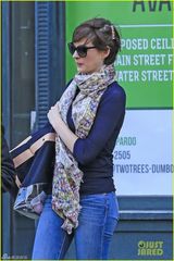 组图：海瑟薇携老公出街 发卡俏皮秀长腿