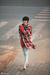 组图：白百何潮范儿街拍 高腰牛仔复古时尚