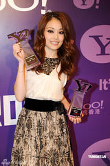 幻灯：众艺人获“网络搜寻人气大奖” 靓丽出席活动