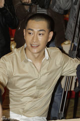 组图：赵楚仑帅气绅士 《等待绽放》诠释完美男人