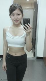 组图：90后艺人挺同性恋草案 边说边脱只剩内衣